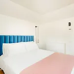 شقة Historical Downtown Retreat Duplex By Lovelystay